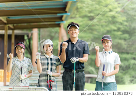 在高爾夫球場上高爾夫球課的男女高爾夫球手 123928373