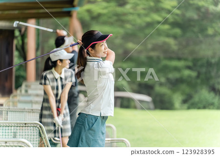 高爾夫練習場、擊球、高爾夫球手在高爾夫中心練習揮桿、高爾夫球手女 123928395