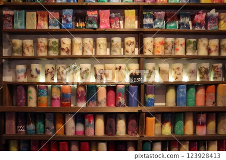 蠟燭店裡陳列的時尚品 蠟燭店裡陳列的時尚品 123928413