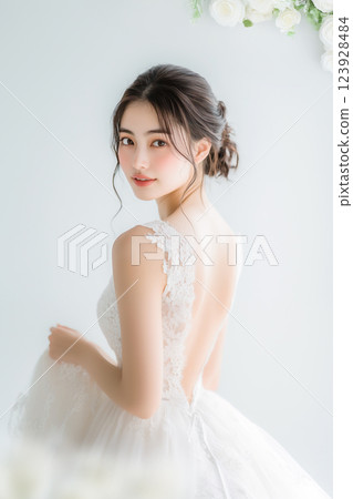 一位身穿婚紗、背影美麗的年輕新娘回頭 123928484
