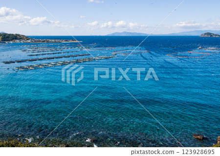 美麗的海灣,有清澈湛藍的海水和魚塘 美麗的海灣,有清澈湛藍的海水和魚塘 123928695
