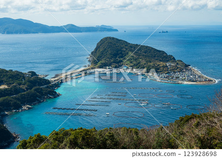 從大土山展望台望去,美麗的柏島漂浮在翠綠的大海中 從大土山展望台望去,美麗的柏島漂浮在翠綠的大海中 123928698