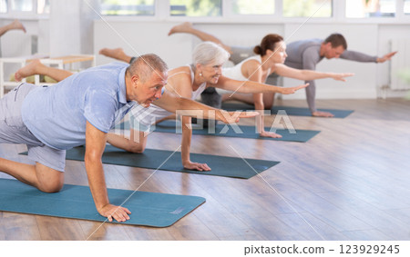 Senior male participant working out practice Balancing table, Dandayama Bharmansana Senior male participant working out practice Balancing table, Dandayama Bharmansana 123929245
