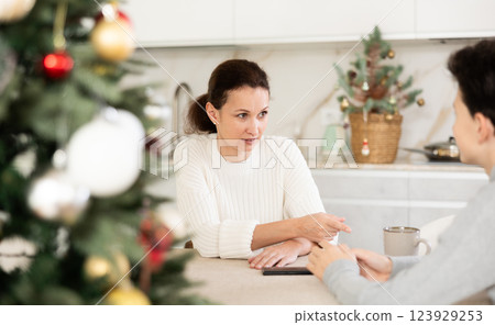 Mother and son discussing something 123929253