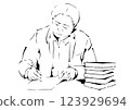 一名中年男子在紙上書寫的圖像（用於學術研究等） 123929694