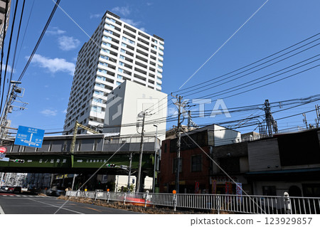 京急日之出町站前的風景 京急日之出町站前的風景 123929857