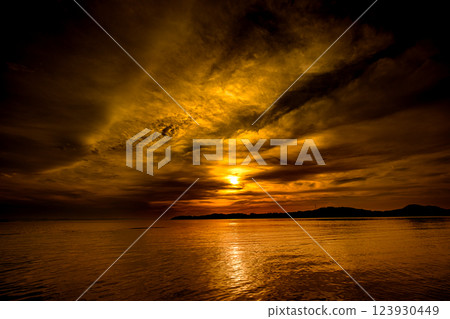 在海中的日落 123930449