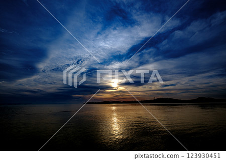 在海中的日落 123930451