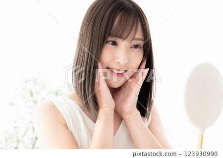 Women suffering from rough skin Rough skin 123930990