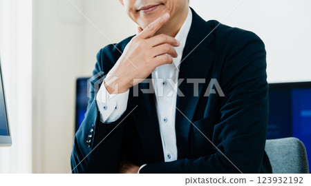 在個人電腦前思考的商人 123932192