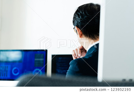 在個人電腦前思考的商人 123932193