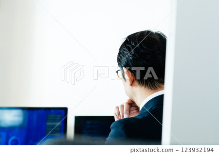 在個人電腦前思考的商人 123932194