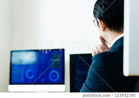 在個人電腦前思考的商人 123932195