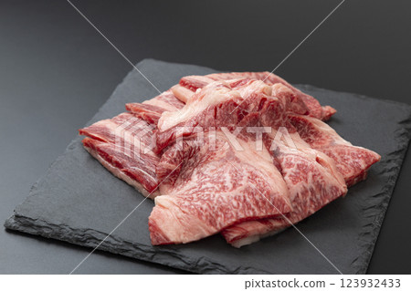 黑色背景中的生牛肉 黑色背景中的生牛肉 123932433
