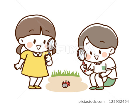 放大鏡_孩子看著瓢蟲 放大鏡_孩子看著瓢蟲 123932494