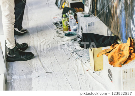 Protected floor, live painting, production scene, feet 123932837