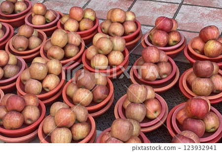 Fresh Chamoe (Korean Melon) for Sale at the Market 123932941