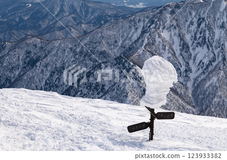 白雪皚皚的谷川山和石碑 白雪皚皚的谷川山和石碑 123933382