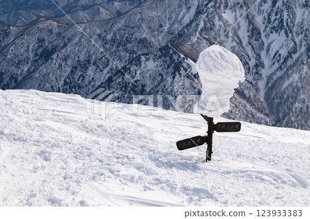 白雪皚皚的谷川山和石碑 白雪皚皚的谷川山和石碑 123933383