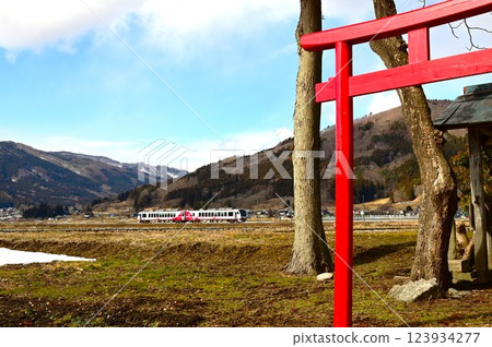 遠野市的原始日本風景，可欣賞綾織附近的神社和鐵路 123934277
