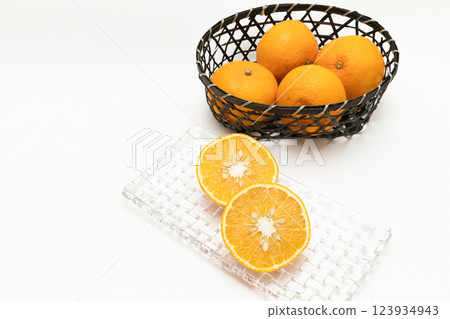 三月是美味甜美的夏季橘子的季節。 三月是美味甜美的夏季橘子的季節。 123934943