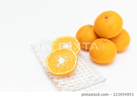 三月是美味甜美的夏季橘子的季節。 三月是美味甜美的夏季橘子的季節。 123934953