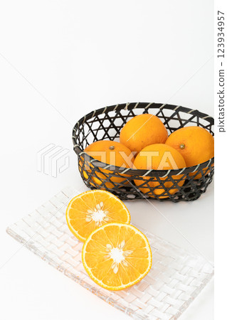 三月是美味甜美的夏季橘子的季節。 三月是美味甜美的夏季橘子的季節。 123934957