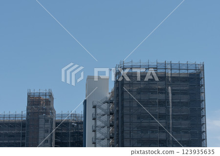 公寓正在建設中 公寓正在建設中 123935635