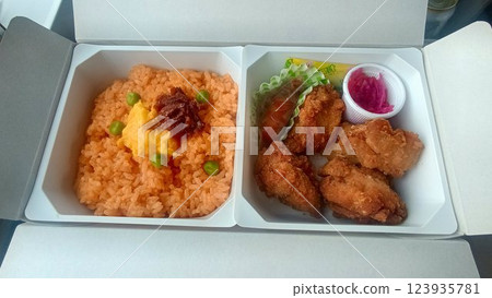 A traditional ekiben loved by His Majesty... Fried chicken and ketchup-flavored chicken rice "Chicken Bento" A traditional ekiben loved by His Majesty... Fried chicken and ketchup-flavored chicken rice "Chicken Bento" 123935781