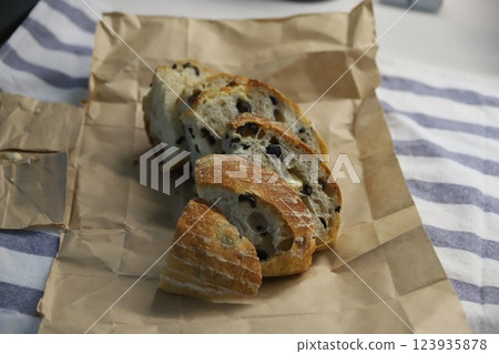 Olive Cheese Campagne 123935878