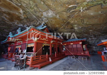 鵜鶘神社 - 洞窟內的正殿 鵜鶘神社 - 洞窟內的正殿 123935960