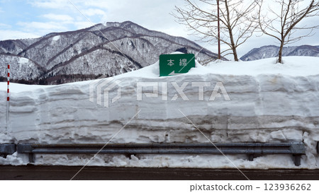 道路標誌被大雪掩埋 123936262