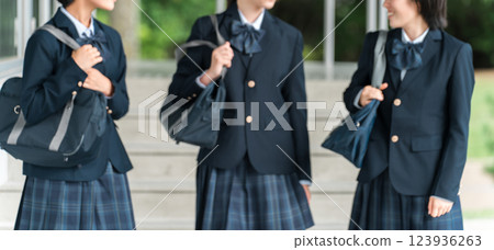 Middle school students, high school students, and female high school students walking through the school building with smiles (going to school, going home, commuting to school) Middle school students, high school students, and female high school students walking through the school building with smiles (going to school, going home, commuting to school) 123936263