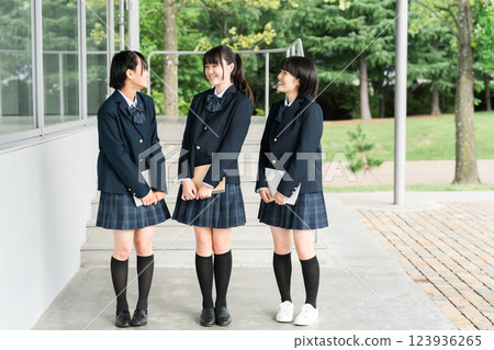 國中生、高中生、女高中生面帶笑容地走過教學大樓（上學、回家、上下學） 123936265