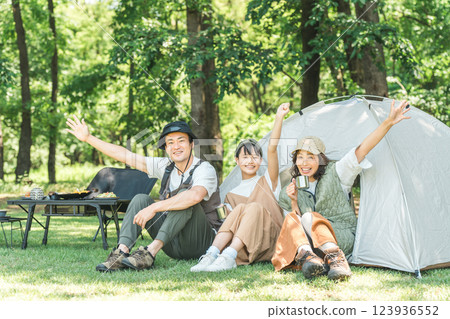 A friendly family enjoying day camping, camping and barbecues at a park or campsite 123936552