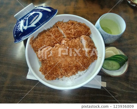 A historic taste that has survived four eras from Meiji to Reiwa... "Tare Katsudon" 123936809