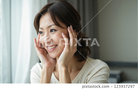 Middle-aged women, blemishes, freckles, skin problems 123937297