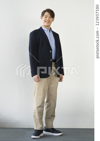 一名 30 多歲的男子對著鏡頭微笑 123937380