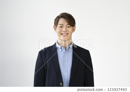 一名 30 多歲的男子對著鏡頭微笑 一名 30 多歲的男子對著鏡頭微笑 123937493