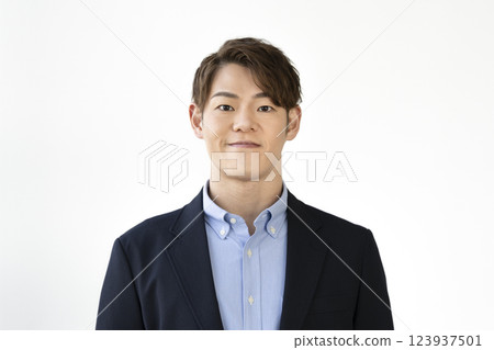 一名 30 多歲的男子對著鏡頭微笑 一名 30 多歲的男子對著鏡頭微笑 123937501