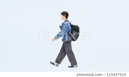 一位身著休閒裝、側身行走的年輕男子的全身照片 123937524