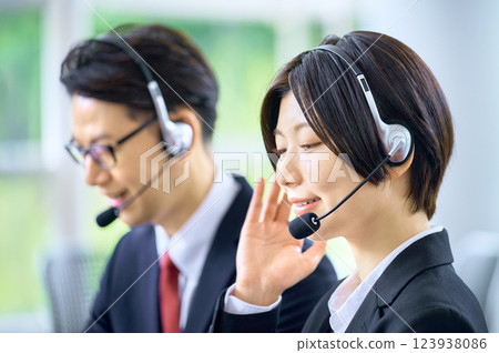 在呼叫中心工作的商人 在呼叫中心工作的商人 123938086