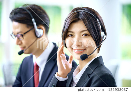 在呼叫中心工作的商人 在呼叫中心工作的商人 123938087