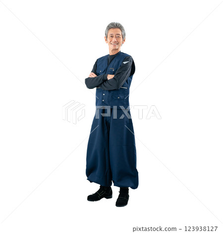 雙手交叉的高級工匠 - 全身照片 PNG，背景透明，手工精確裁剪 123938127