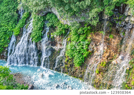 北海道美瑛町 - 北海道主要的旅遊景點之一 - 夏季的白須瀑布 123938364