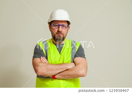 worker in a vest and white helmet 123938407