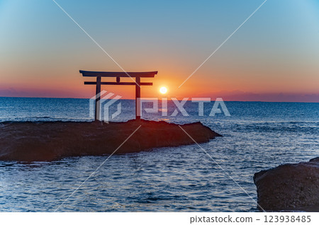Oarai Kamiiso no Torii New Year's sunrise 123938485