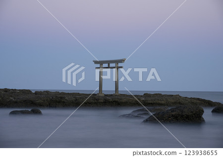 大洗上磯之鳥居的晨光 123938655