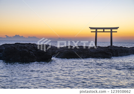 大洗上磯之鳥居的晨光 123938662