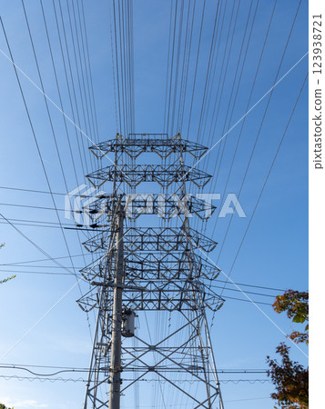 藍天和傳輸塔 123938721